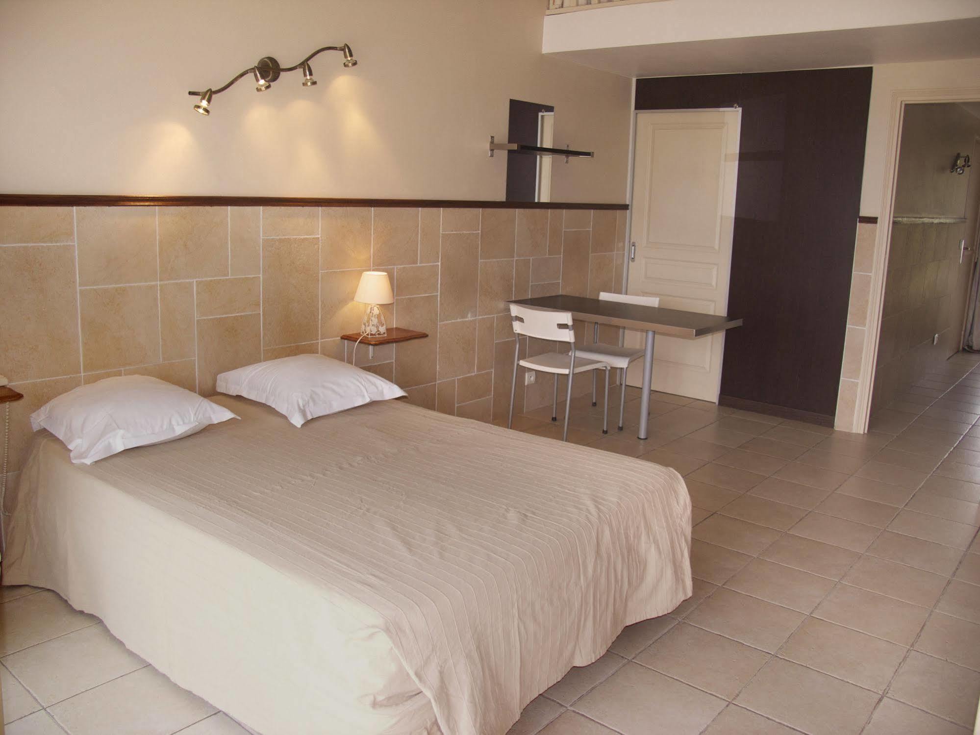 Hotel Et Studios Les Amandiers Saint-Raphaël エクステリア 写真