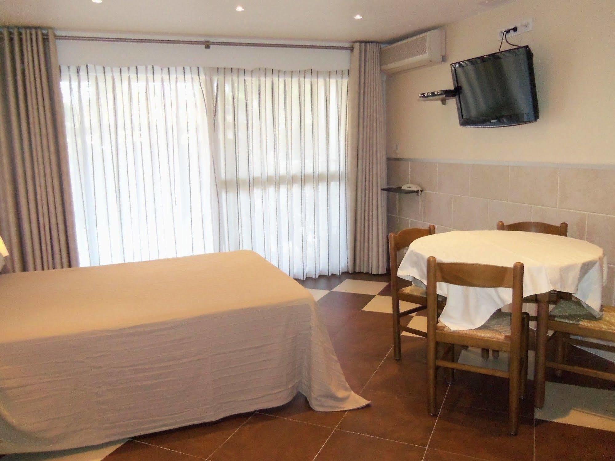 Hotel Et Studios Les Amandiers Saint-Raphaël エクステリア 写真