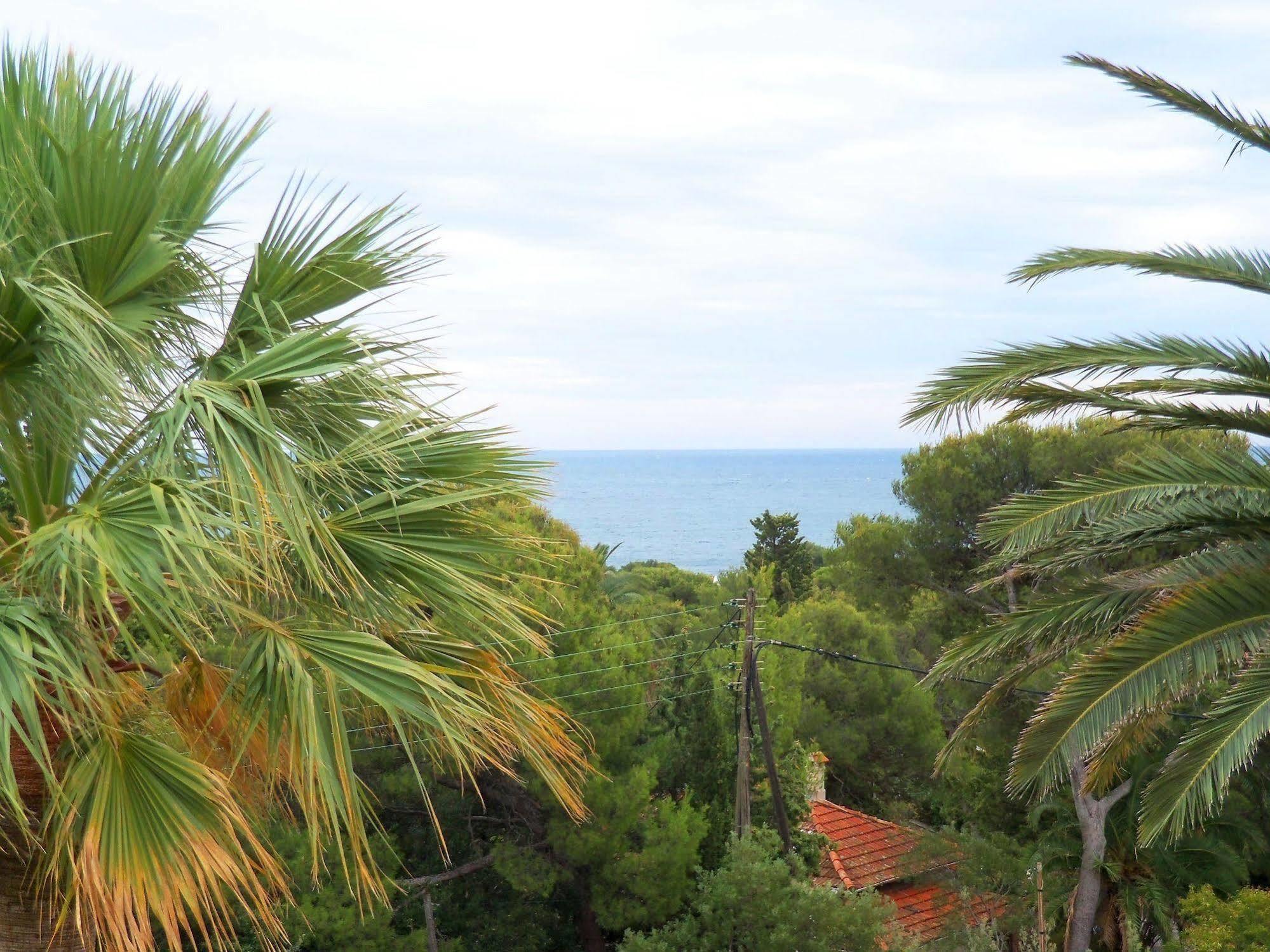 Hotel Et Studios Les Amandiers Saint-Raphaël エクステリア 写真